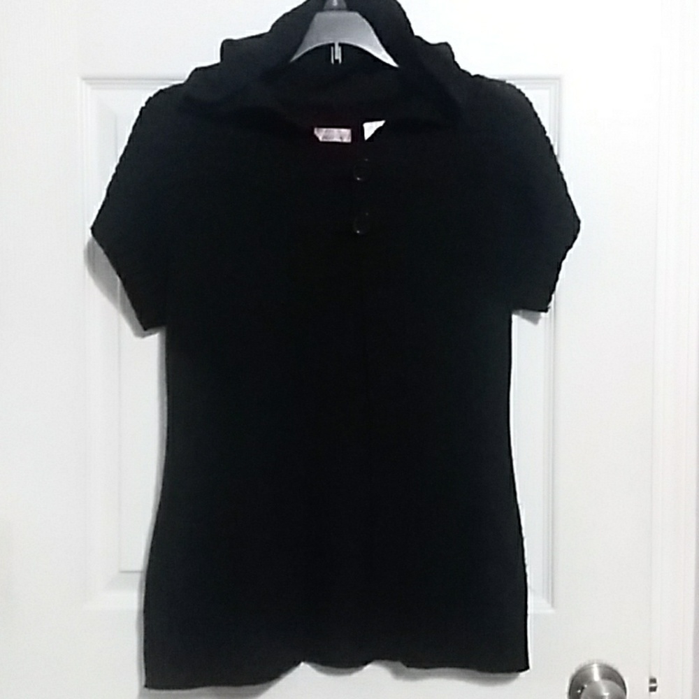 Short sleeve hooded sweater with two buttons great